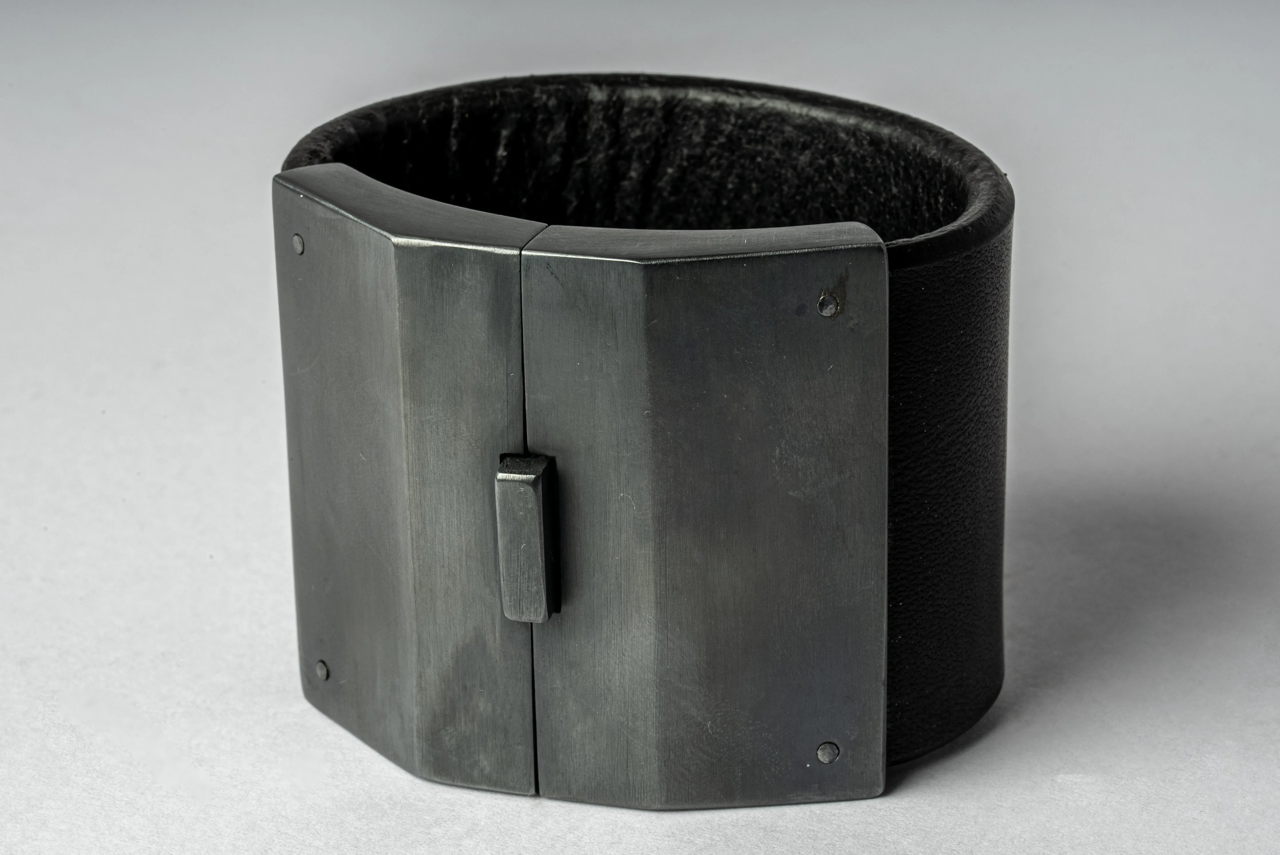 Box Lock Bracelet (Facet, Wide, BLK KA)