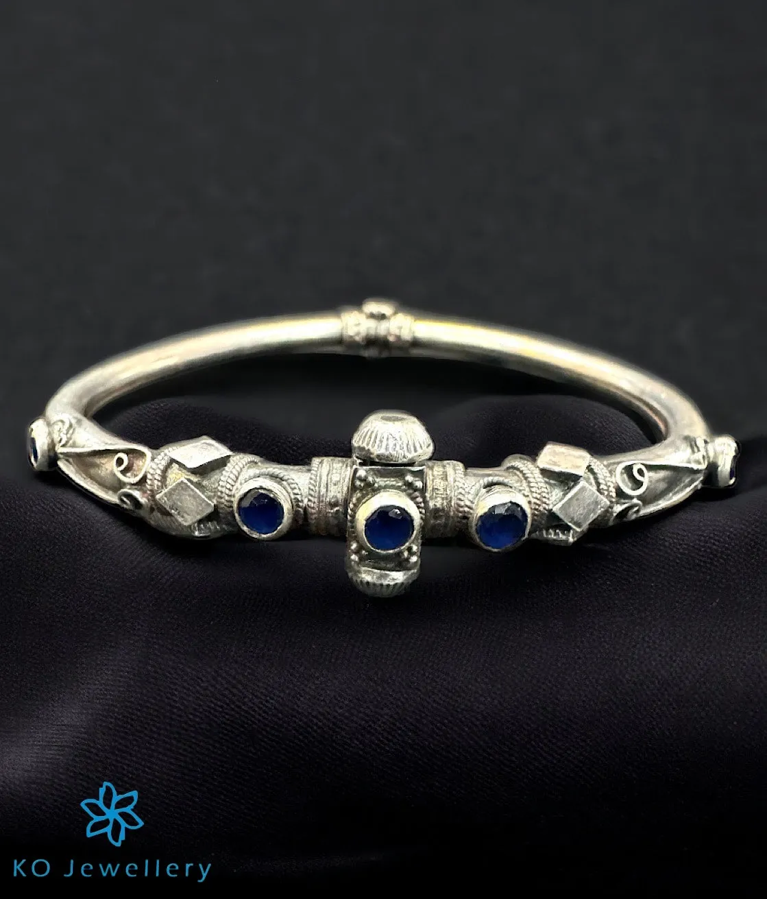 The Rema Silver Antique Openable Bracelet (Blue/Size 2.10)