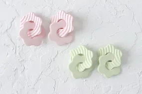 Wavy Striped 6-Sided Flower Link Earrings